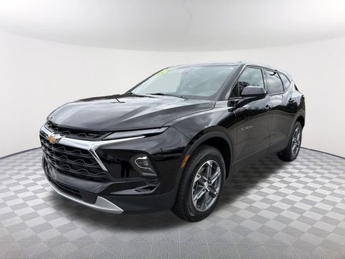 Used 2025 Chevrolet Blazer LT image 3