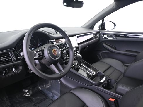 Used 2026 Porsche Macan AWD/4WD image 28