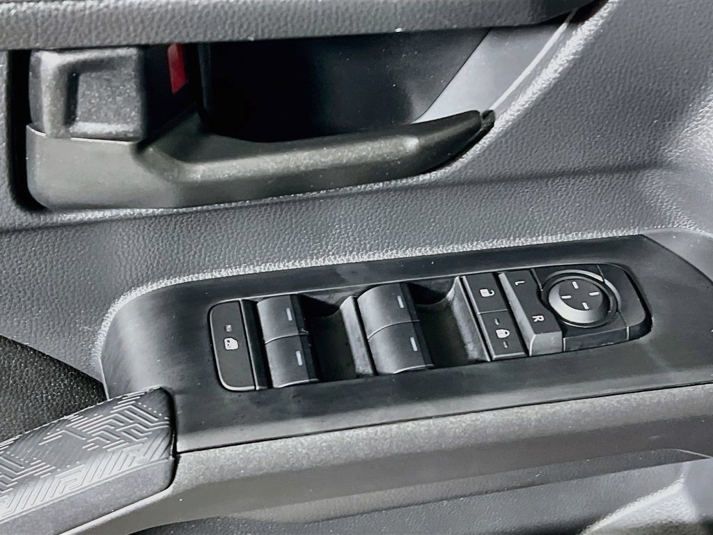 Certified 2025 Toyota Tacoma SR5 AWD/4WD image 16