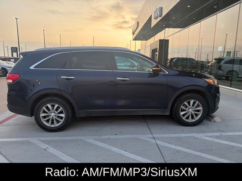 Used 2017 Kia Sorento FWD w/ LX Convenience Package image 4