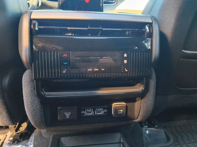 Used 2024 Jeep Wagoneer L Series II w/ Convenience Group I AWD/4WD image 14