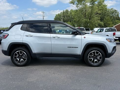Used 2025 Jeep Compass Trailhawk AWD/4WD image 9