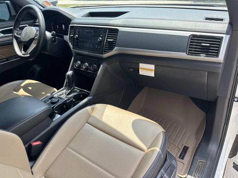 Used 2022 Volkswagen Atlas Cross Sport SE w/ Black Wheel Package AWD/4WD image 10