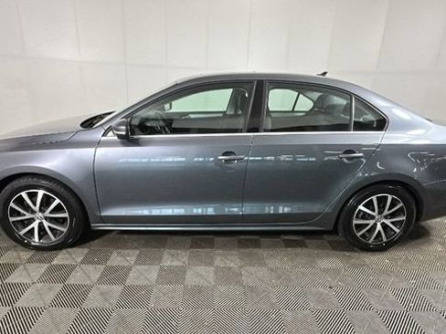 Used 2017 Volkswagen Jetta SE FWD image 5