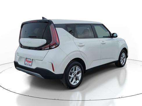 Used 2025 Kia Soul LX w/ LX Technology Package image 4