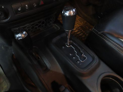 Used 2018 Jeep Wrangler Unlimited Sahara w/ Max Tow Package image 15