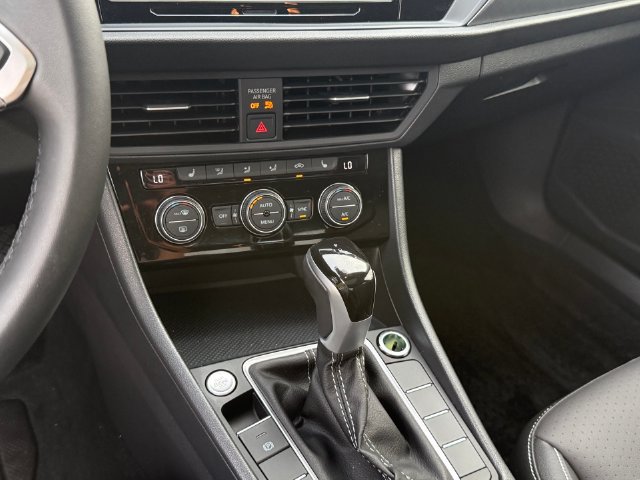 Used 2024 Volkswagen Jetta SE w/ Panoramic Sunroof Package FWD image 18