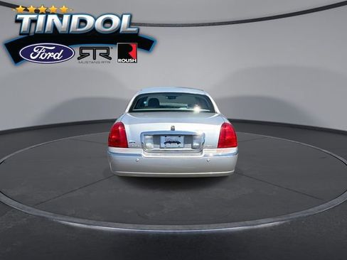 Used 2003 Lincoln Town Car Signature RWD image 6