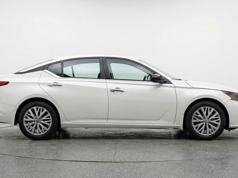 Used 2025 Nissan Altima 2.5 SV image 11