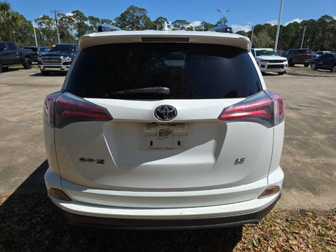 Used 2018 Toyota RAV4 LE image 4