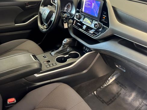 Used 2024 Toyota Highlander LE image 18