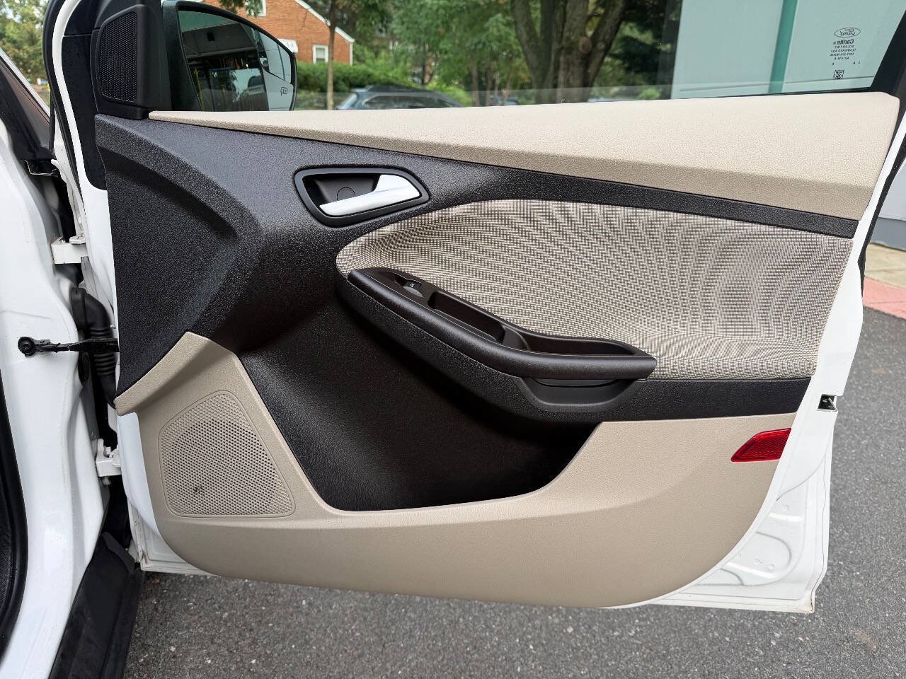 Used 2013 Ford Focus SE w/ SE Winter Pkg FWD image 18