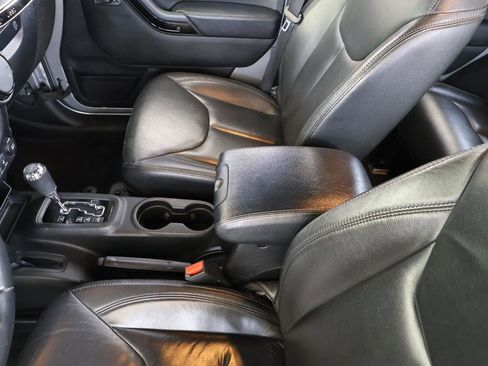 Used 2015 Jeep Wrangler Unlimited Sahara AWD/4WD image 40