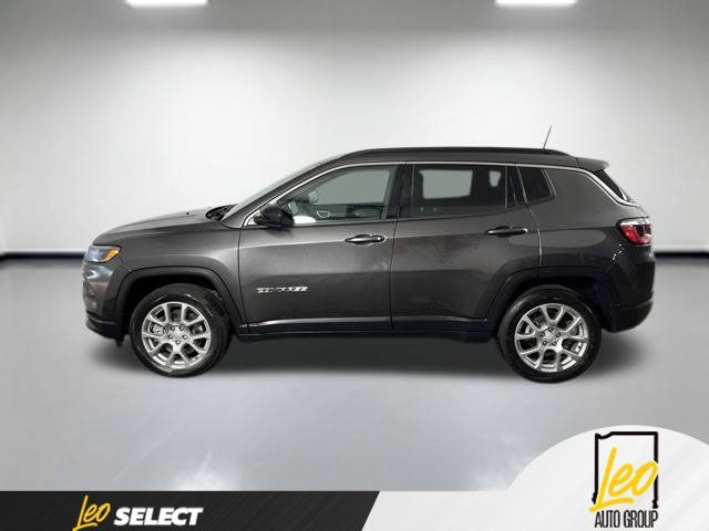 Used 2023 Jeep Compass Latitude w/ Sun and Sound Group AWD/4WD image 2