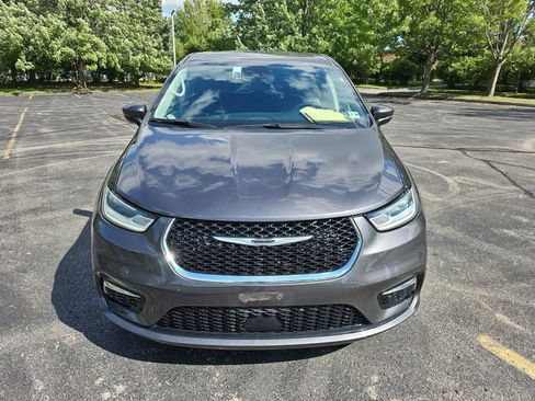 Used 2023 Chrysler Pacifica Touring-L FWD image 9