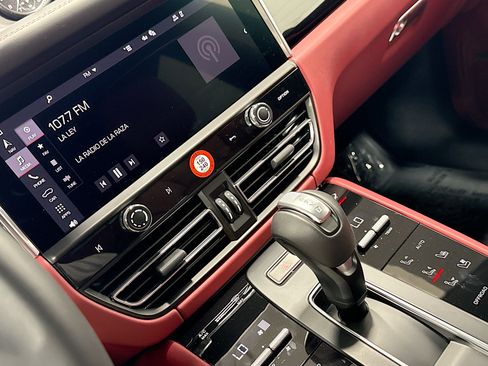 Certified 2026 Porsche Macan AWD/4WD image 27