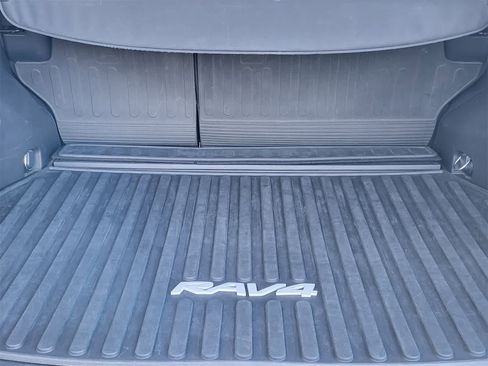 Used 2020 Toyota RAV4 XLE Premium image 30