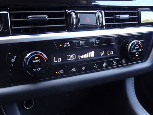 Used 2025 Nissan Pathfinder SV FWD image 32