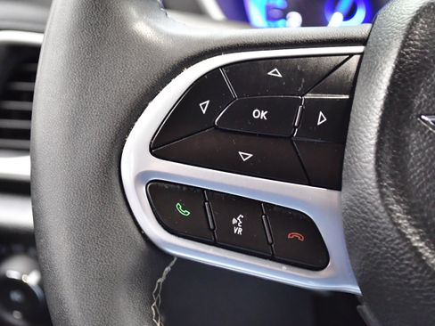 Used 2025 Chrysler Pacifica Select FWD image 25