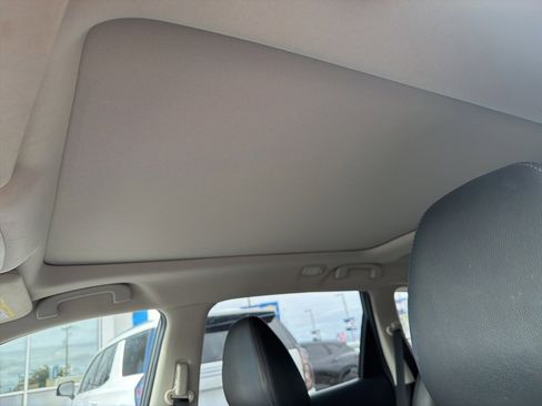 Used 2018 Nissan Rogue SL w/ Premium Package image 4