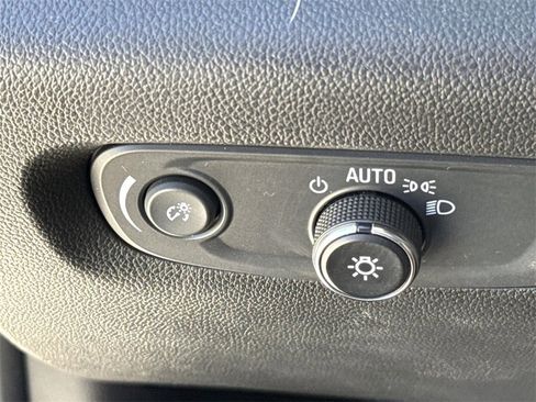 Used 2023 Chevrolet Traverse LT image 16