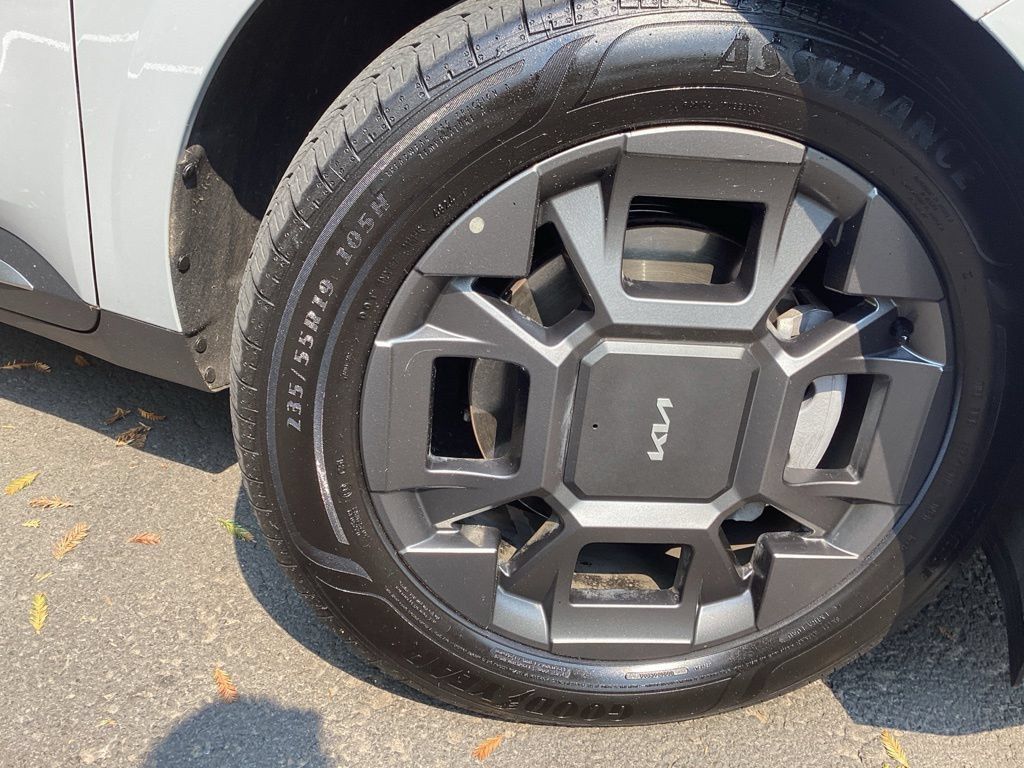 Used 2025 Kia Carnival SX FWD image 17