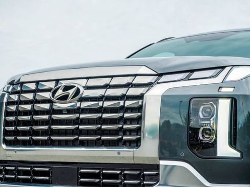 Used 2023 Hyundai Palisade Calligraphy FWD image 2