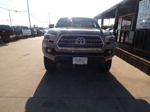 Used 2017 Toyota Tacoma TRD Off-Road w/ Premium & Technology Package image 2