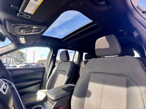 Used 2024 Jeep Grand Cherokee Laredo X image 6