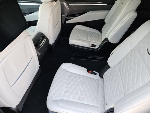 Certified 2025 Cadillac Escalade ESV V AWD/4WD image 33