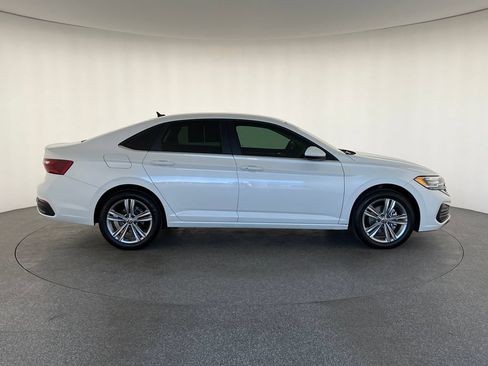 Used 2022 Volkswagen Jetta SE FWD image 2