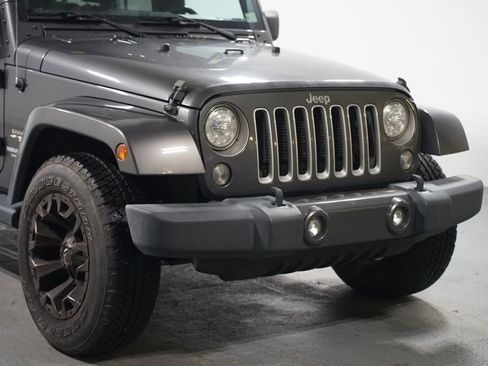 Used 2017 Jeep Wrangler Unlimited Sahara w/ Max Tow Package AWD/4WD image 4