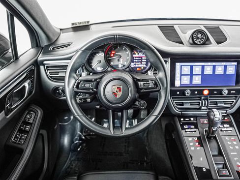 Certified 2024 Porsche Macan AWD/4WD image 16