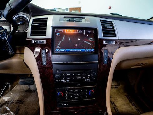 Used 2014 Cadillac Escalade Luxury image 39
