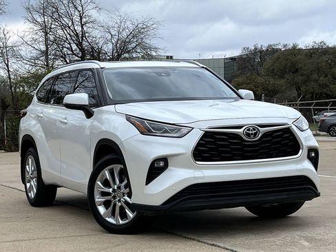 Used 2023 Toyota Highlander Limited image 2