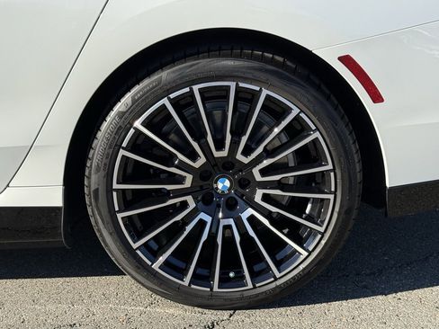 Used 2025 BMW i7 eDrive50 w/ M Sport Package image 17