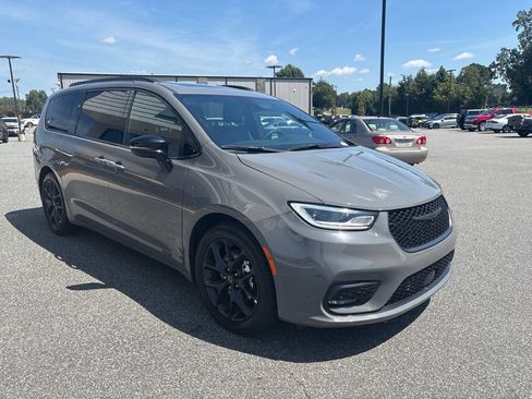 Used 2025 Chrysler Pacifica Limited FWD image 11