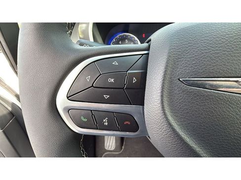 Used 2025 Chrysler Pacifica Select FWD image 26