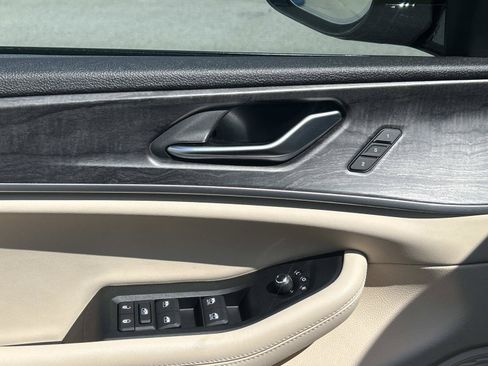Used 2025 Jeep Grand Cherokee Limited w/ Luxury Tech Group II AWD/4WD image 16