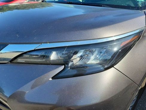 Used 2024 Toyota Sienna XLE w/ XLE Plus Package FWD image 10