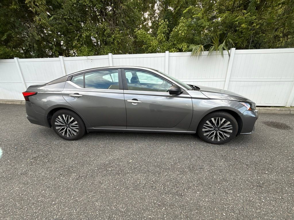 Used 2024 Nissan Altima 2.5 SV FWD image 6