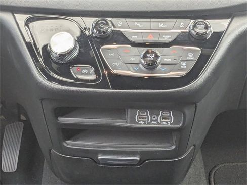 Used 2025 Chrysler Pacifica Select image 20
