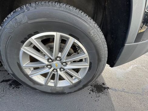 Used 2023 Chevrolet Traverse LT w/ Rear Camera Mirror Package image 50