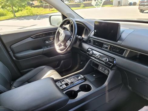 Used 2023 Honda Pilot Touring image 5