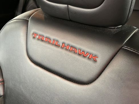 Used 2019 Jeep Cherokee Trailhawk image 12