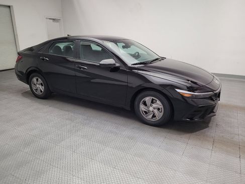Used 2025 Hyundai Elantra SE FWD image 11