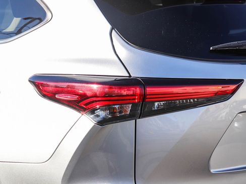 Used 2023 Toyota Highlander LE image 10