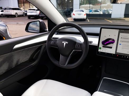 Used 2025 Tesla Model Y Long Range image 9