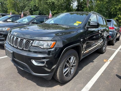 Used 2019 Jeep Grand Cherokee Laredo w/ Laredo X Package AWD/4WD image 2