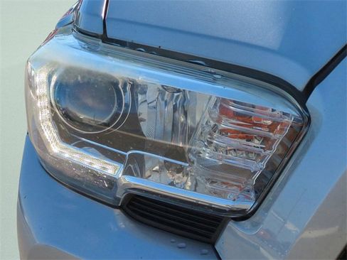 Used 2019 Toyota Tacoma TRD Sport image 10